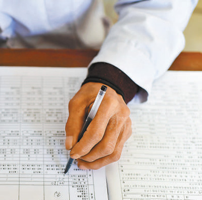 張尚保在填寫糖尿病患者隨訪服務(wù)記錄表。