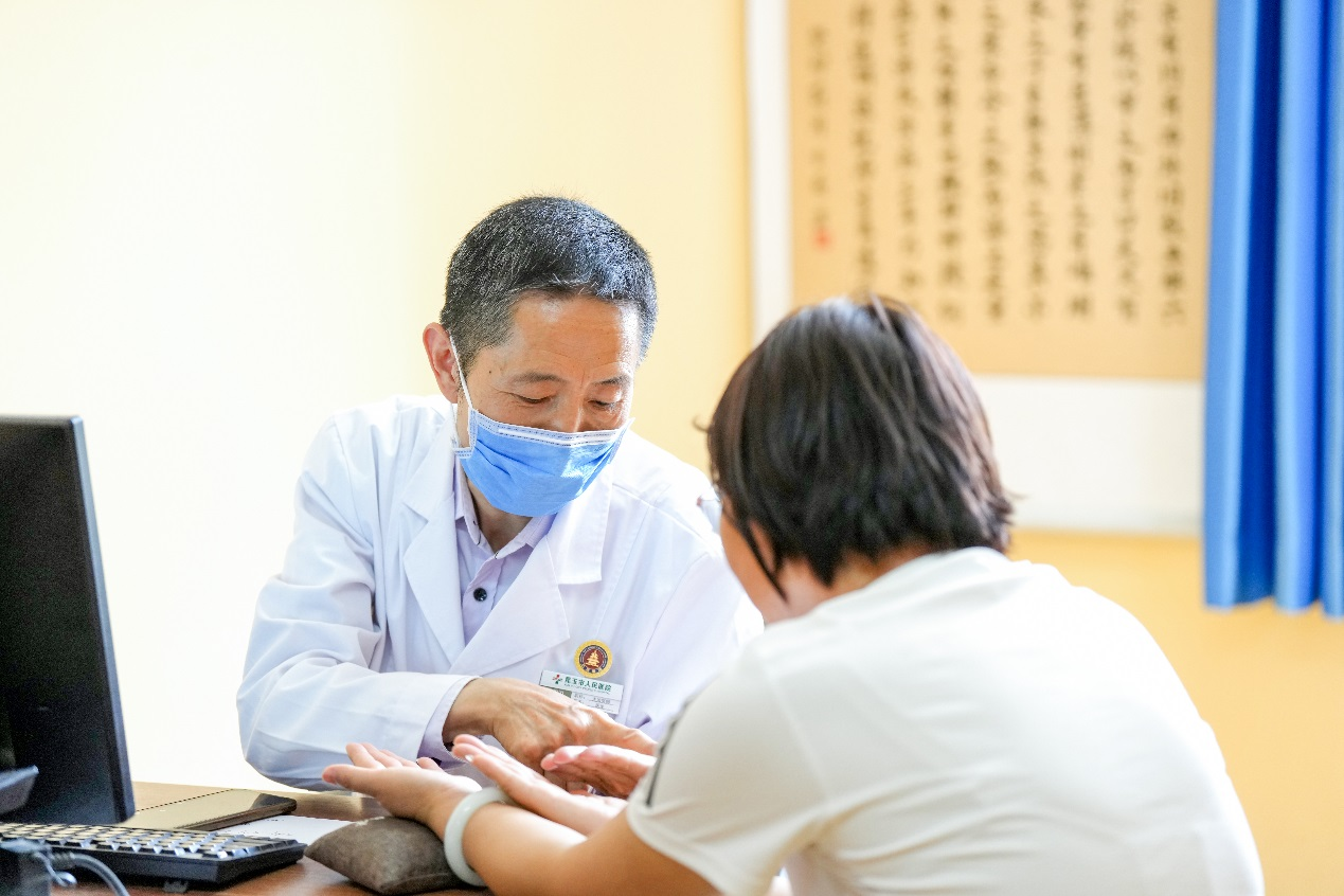 在昆玉市人民醫(yī)院中醫(yī)科，來自北京昌平中醫(yī)醫(yī)院治未病科的援疆醫(yī)生賀保衛(wèi)，為患者劉春梅復(fù)診復(fù)查，定制治療方案。