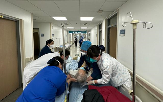 北京宣武醫(yī)院神經(jīng)內(nèi)科科護士長常紅（右一）正在轉(zhuǎn)運患者。