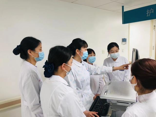 北京宣武醫(yī)院神經(jīng)內(nèi)科科護士長常紅正在給護士們指導工作。