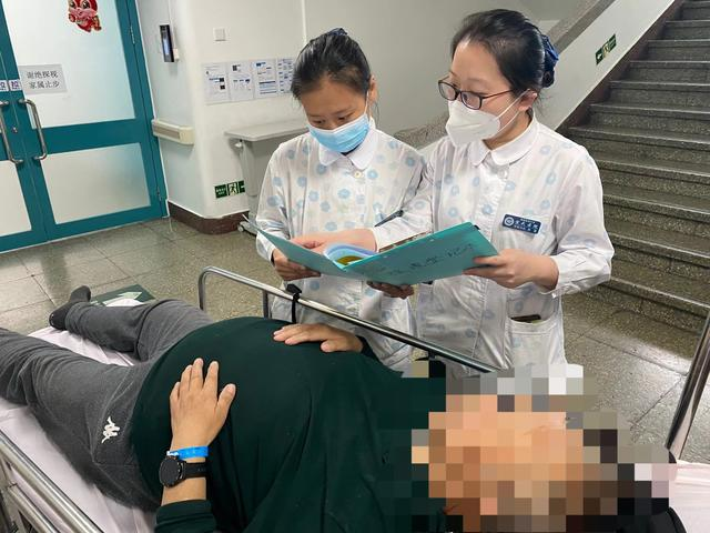 北京宣武醫(yī)院神經(jīng)內(nèi)科護士李冬（左）和劉雪（右）正在看患者病例。
