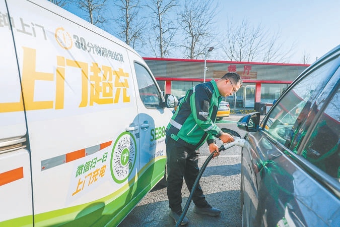 高速路服務區(qū)超級充電樁全覆蓋 春運期間，重點大客流服務區(qū)內將投放移動充電車。