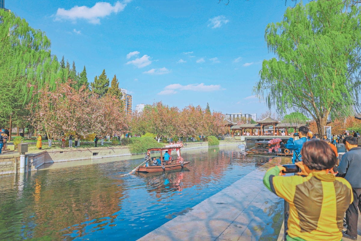 圖為國風(fēng)搖櫓船試運行，市民游客乘坐感受“花溪入畫”獨特魅力。