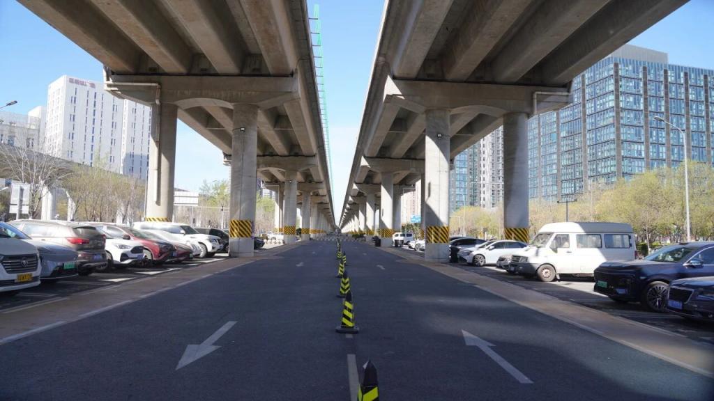 橋下空間大變身！房山長陽新增380個車位