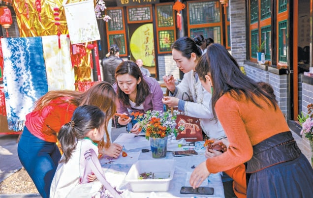 游客到前門三里河韶州會(huì)館體驗(yàn)非遺扎染。