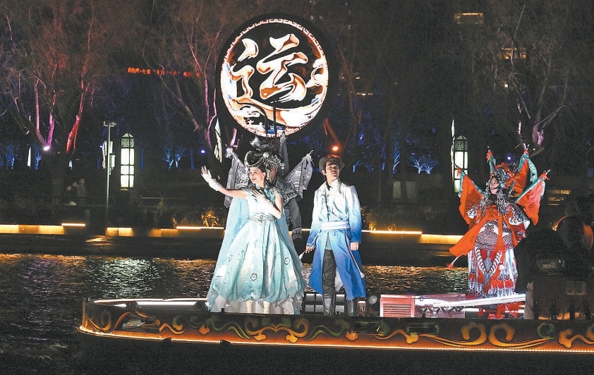 演員在游船上演出。