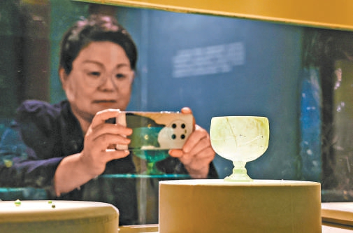 太原韓祖念墓出土的玻璃高足杯。