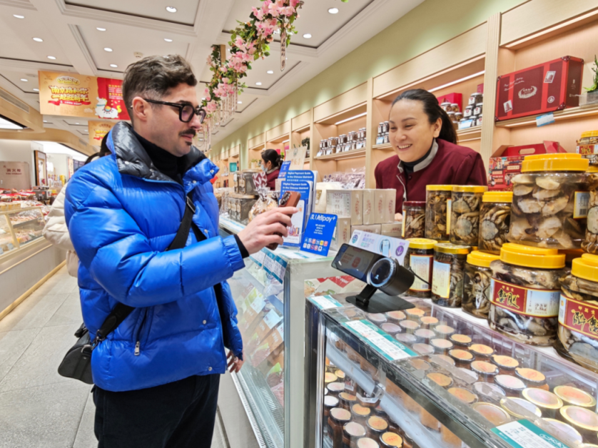 春節(jié)移動支付“雙向奔赴” 來華掃碼暢游 出境一碼享惠