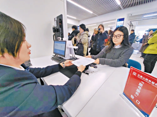 昨天，石景山區(qū)政務(wù)服務(wù)中心游戲版號(hào)綜合服務(wù)窗口開(kāi)通運(yùn)行。