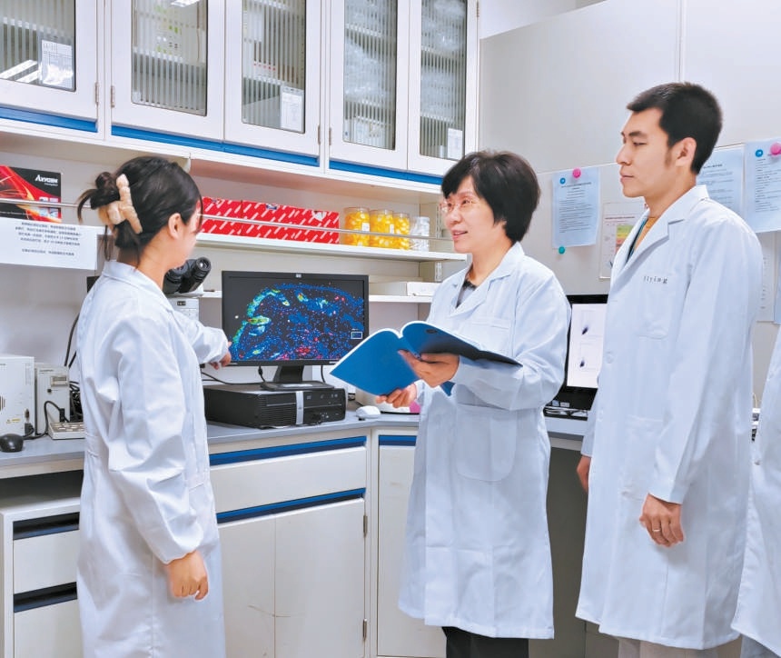 北工大教授馬雪梅（中）和學生們在一起研討項目。