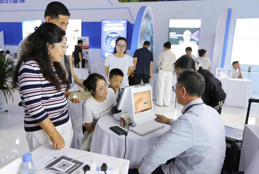 人們體驗(yàn)AI智能醫(yī)療