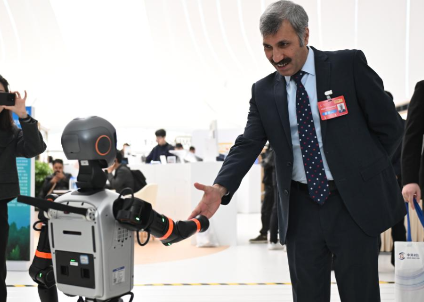 2025中關(guān)村論壇年會(huì)，與會(huì)嘉賓與機(jī)器人握手