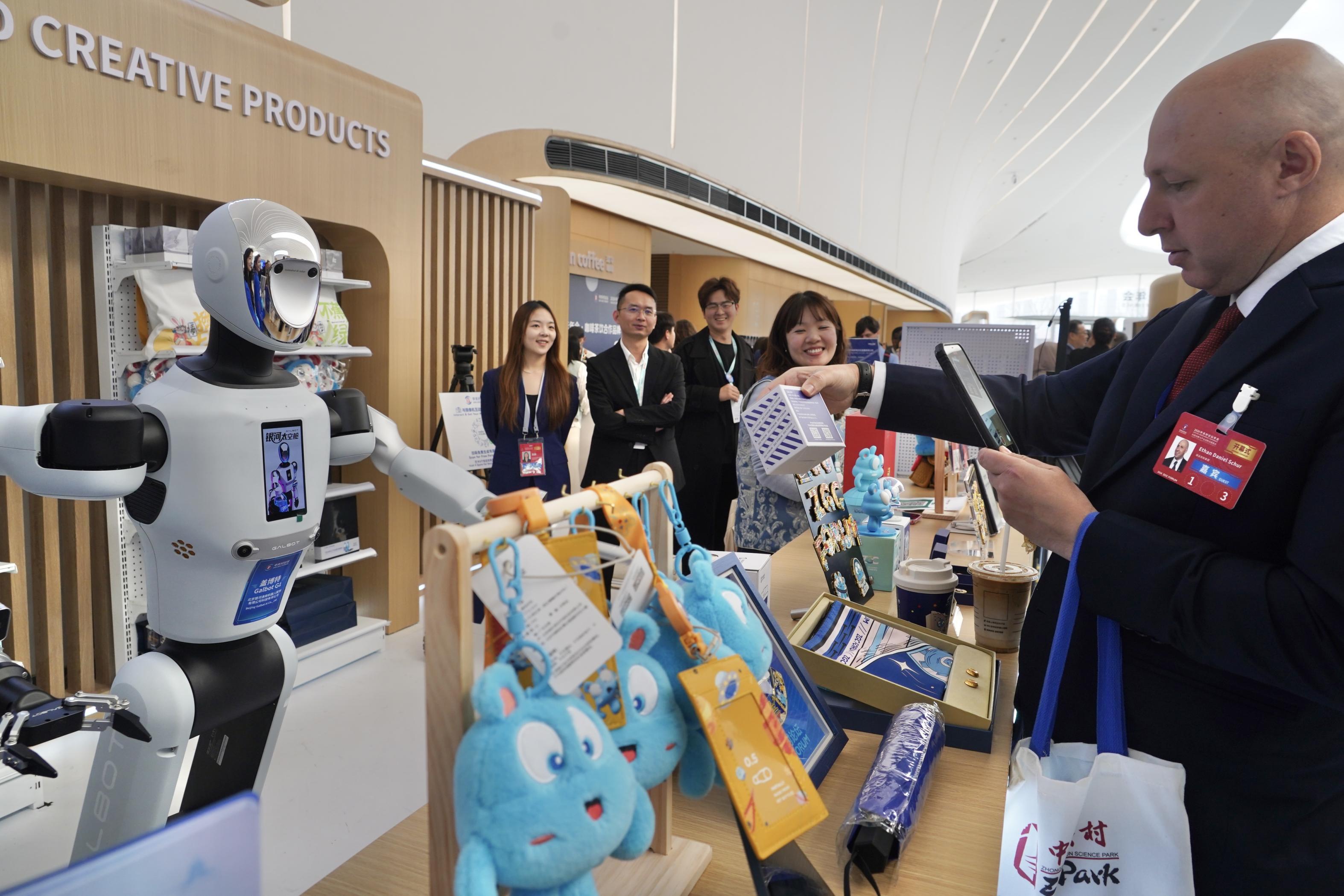 2026中關(guān)村論壇年會(huì)開(kāi)幕，斗茶、賣(mài)貨……忙壞智能機(jī)器人