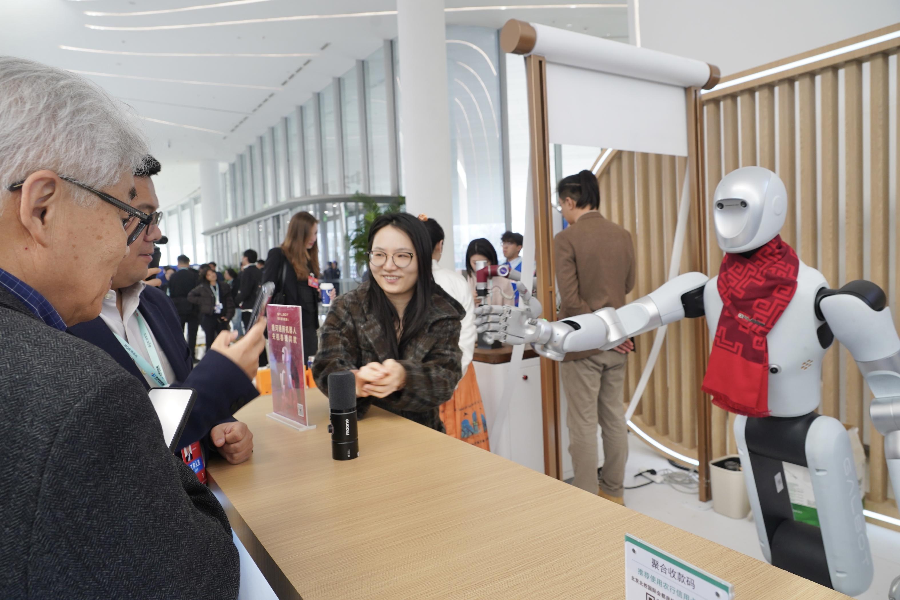 2026中關(guān)村論壇年會(huì)開(kāi)幕，斗茶、賣(mài)貨……忙壞智能機(jī)器人