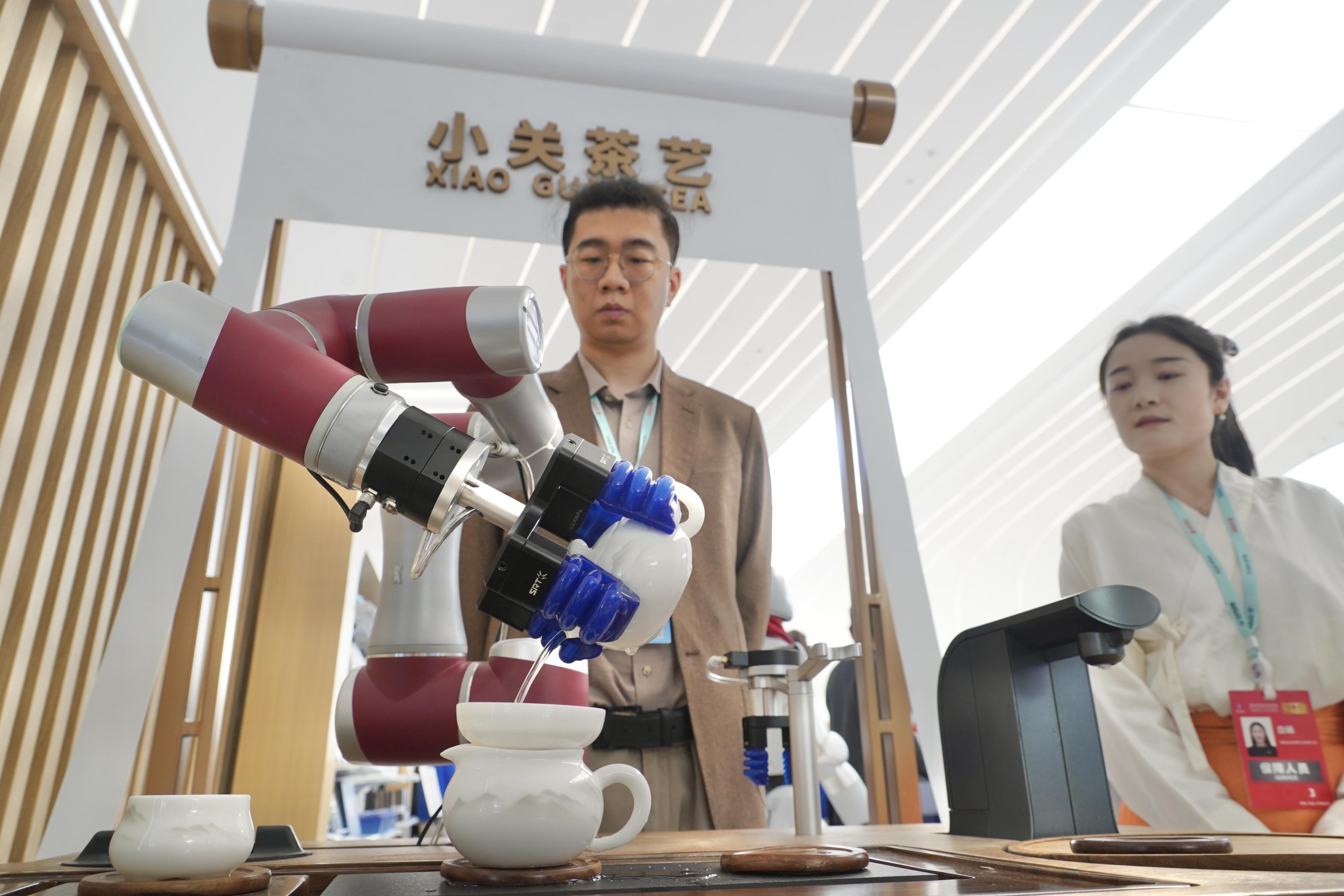 2026中關(guān)村論壇年會(huì)開(kāi)幕，斗茶、賣(mài)貨……忙壞智能機(jī)器人
