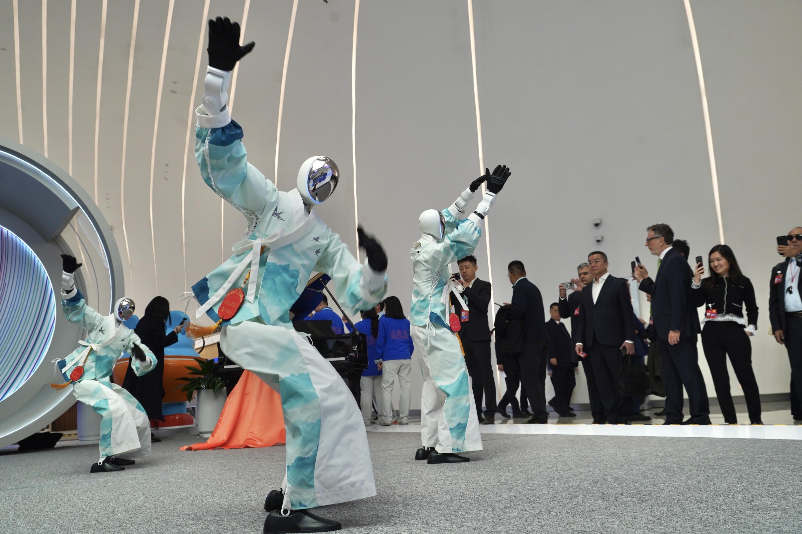 中關(guān)村論壇年會現(xiàn)場，機(jī)器人樂隊與舞蹈機(jī)器人聯(lián)袂獻(xiàn)藝