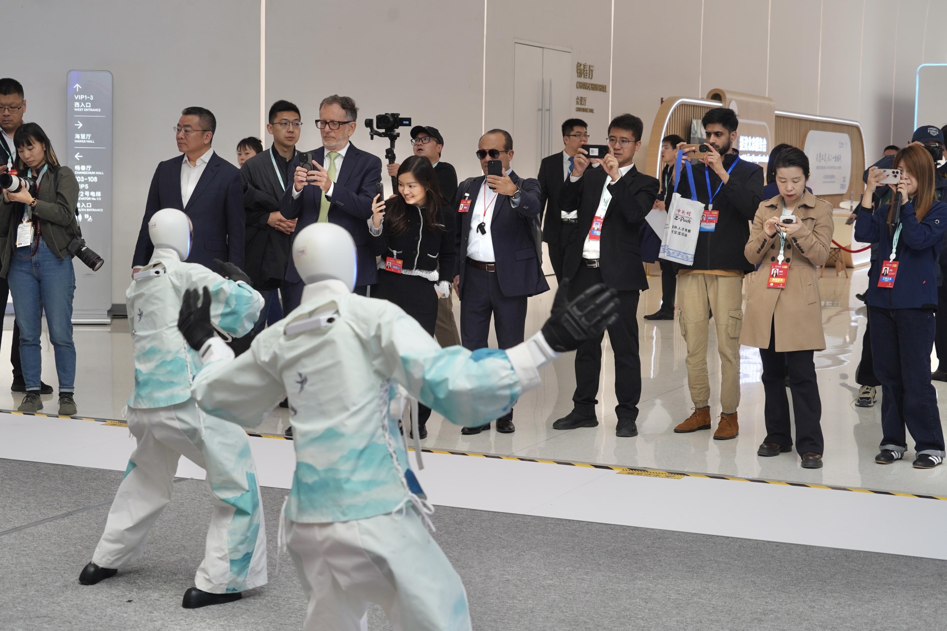 中關(guān)村論壇年會現(xiàn)場，機(jī)器人樂隊與舞蹈機(jī)器人聯(lián)袂獻(xiàn)藝