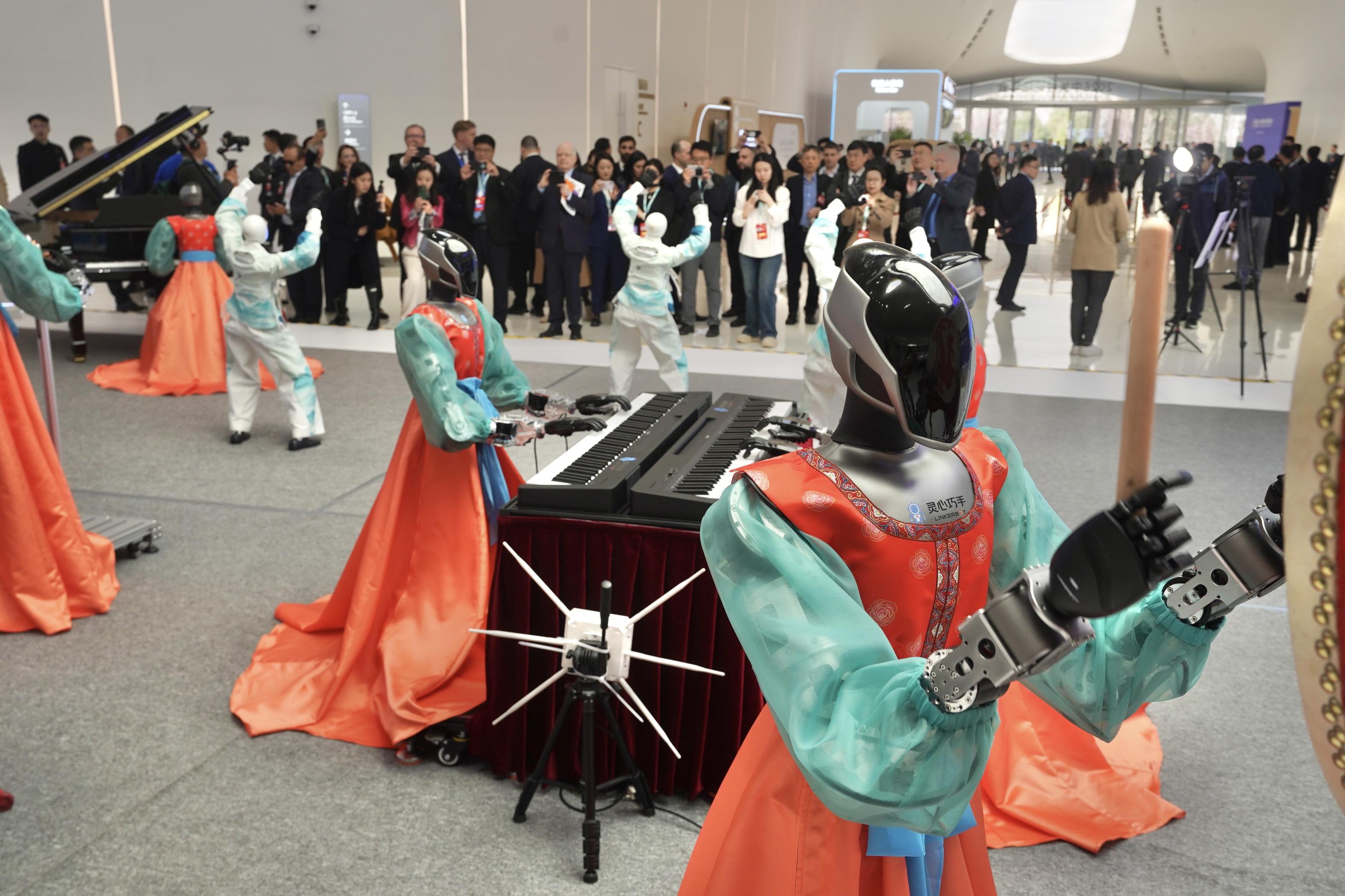 中關(guān)村論壇年會現(xiàn)場，機(jī)器人樂隊與舞蹈機(jī)器人聯(lián)袂獻(xiàn)藝