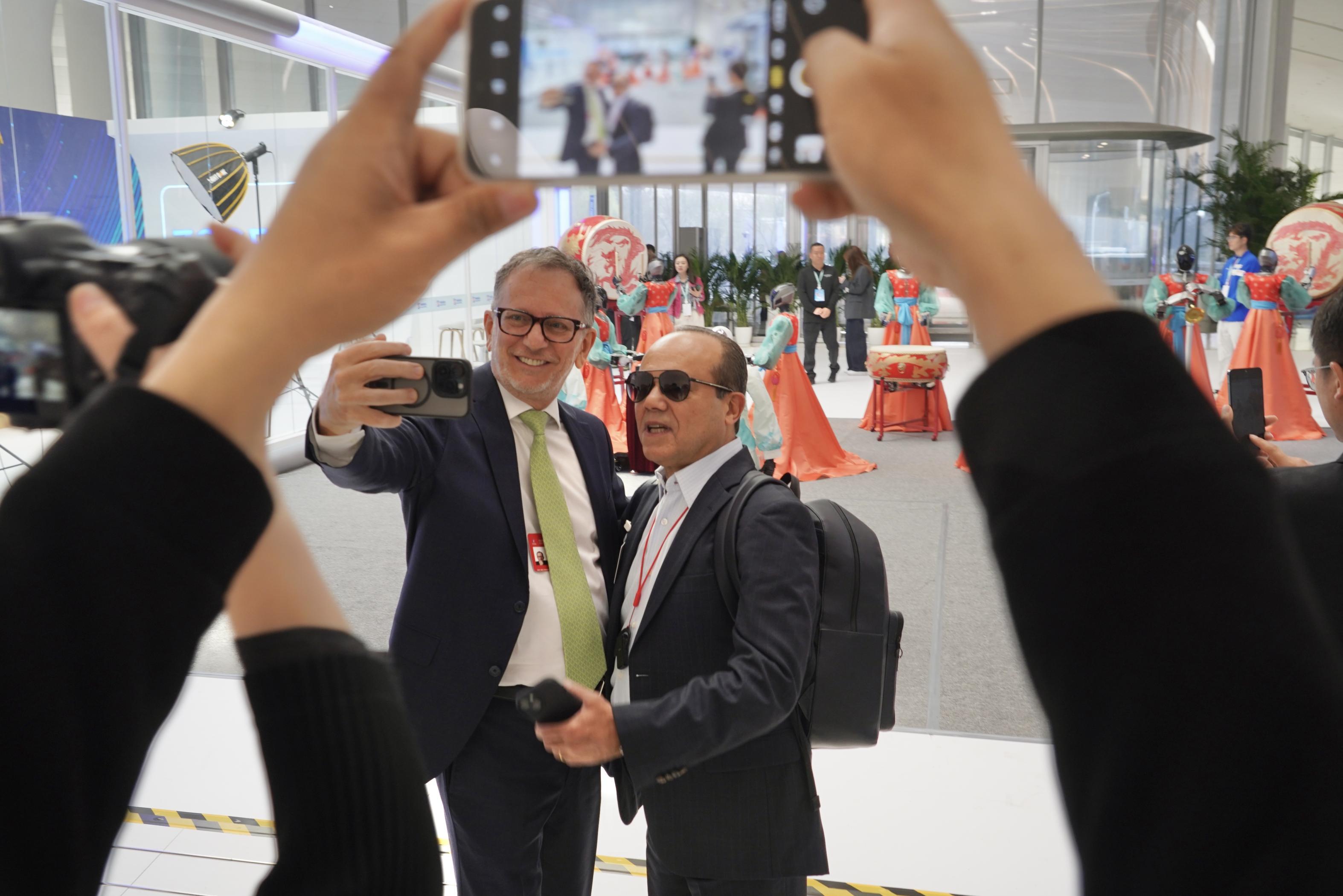 中關(guān)村論壇年會現(xiàn)場，機(jī)器人樂隊與舞蹈機(jī)器人聯(lián)袂獻(xiàn)藝