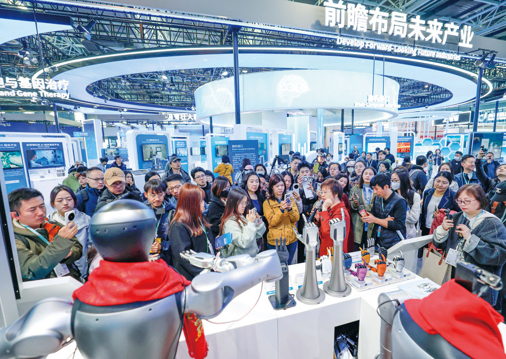 3月24日，觀眾在中關(guān)村展示中心常設(shè)展上參觀。3月25日至29日，以“科技創(chuàng)新與產(chǎn)業(yè)創(chuàng)新深度融合”為年度主題的2026中關(guān)村論壇年會將在北京舉行。