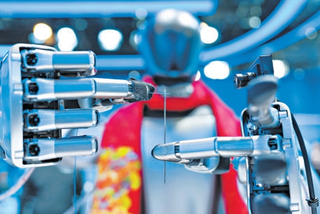 在中關(guān)村展示中心常設(shè)展上，一臺(tái)配備了靈巧手的機(jī)器人在展示穿針引線。