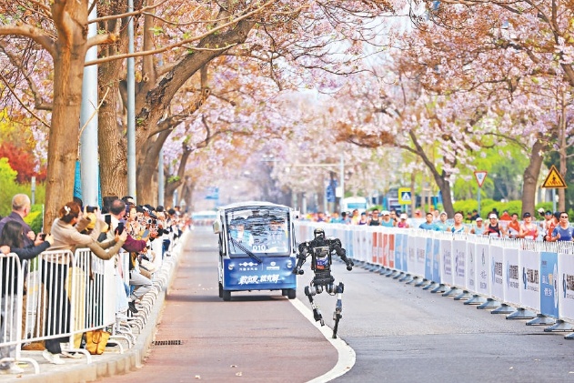 4月19日上午，亦莊人形機(jī)器人半馬比賽中，機(jī)器人選手跑過亦莊泡桐大道。