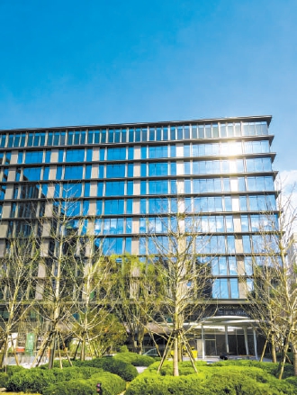 中海金融中心的1號(hào)寫字樓采用大面積的光伏玻璃幕墻。