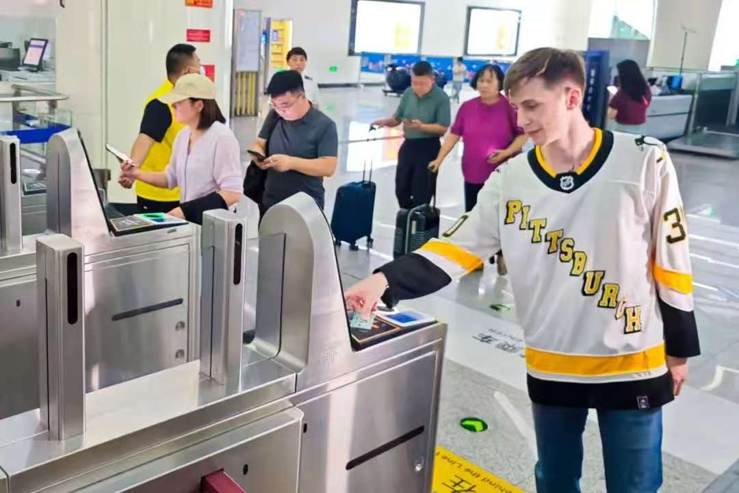 境外來(lái)華人員持外卡“拍卡過(guò)閘”