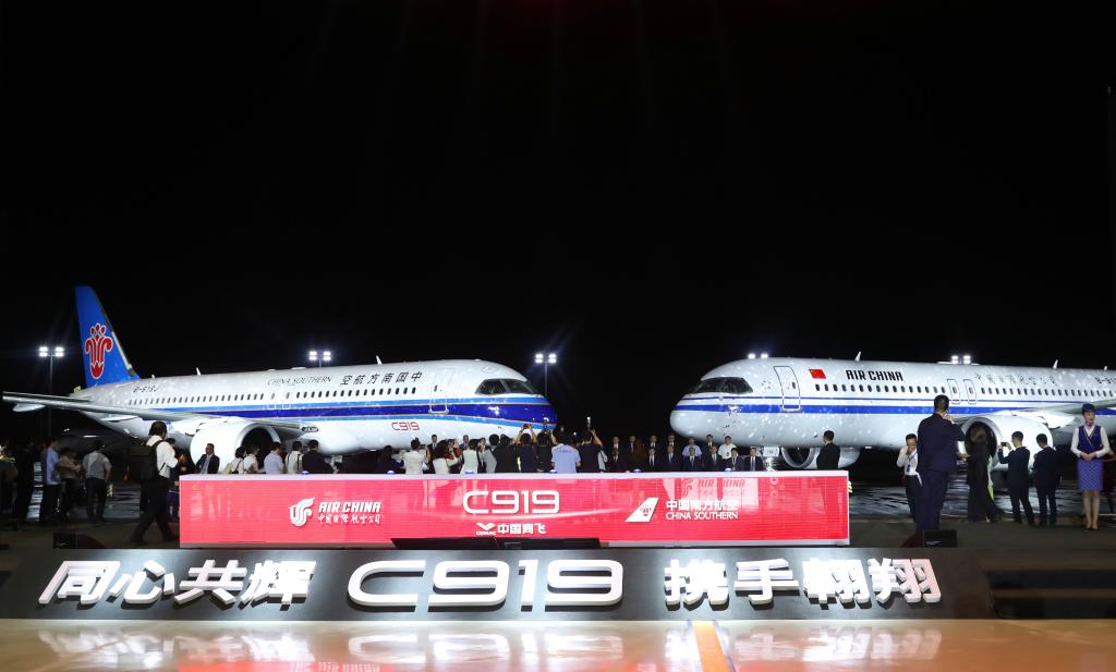 2024年8月28日，中國國際航空公司和中國南方航空公司在中國商飛總裝制造中心浦東基地同時接收首架C919飛機(jī)，這是交付儀式現(xiàn)場。