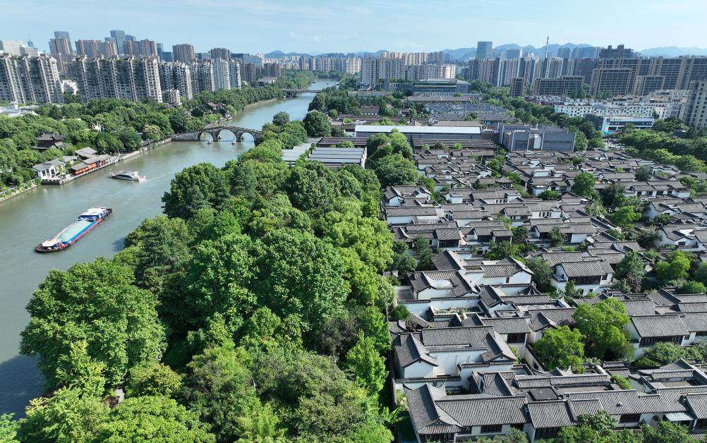 鳥瞰京杭大運河杭州段（2024年6月12日攝，無人機(jī)照片）。