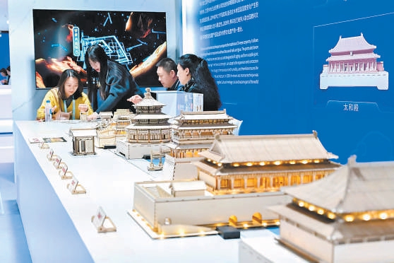 2025中關(guān)村論壇年會新聞中心設(shè)置非遺體驗區(qū)，展示北京中軸線的文化魅力。