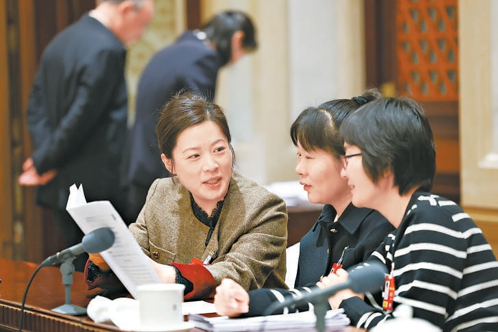 昨天上午，十四屆全國人大四次會議北京市代表團(tuán)召開代表小組會議，審議最高人民法院工作報告、最高人民檢察院工作報告。小組會議結(jié)束后，幾位代表圍繞相關(guān)話題繼續(xù)討論。