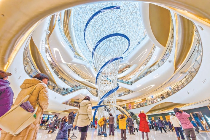 元旦假期，京城各大商圈迎來消費(fèi)熱潮，新開業(yè)不久的灣里·王府井WellTown人氣高漲，消費(fèi)者紛紛前來體驗(yàn)文商旅新空間。