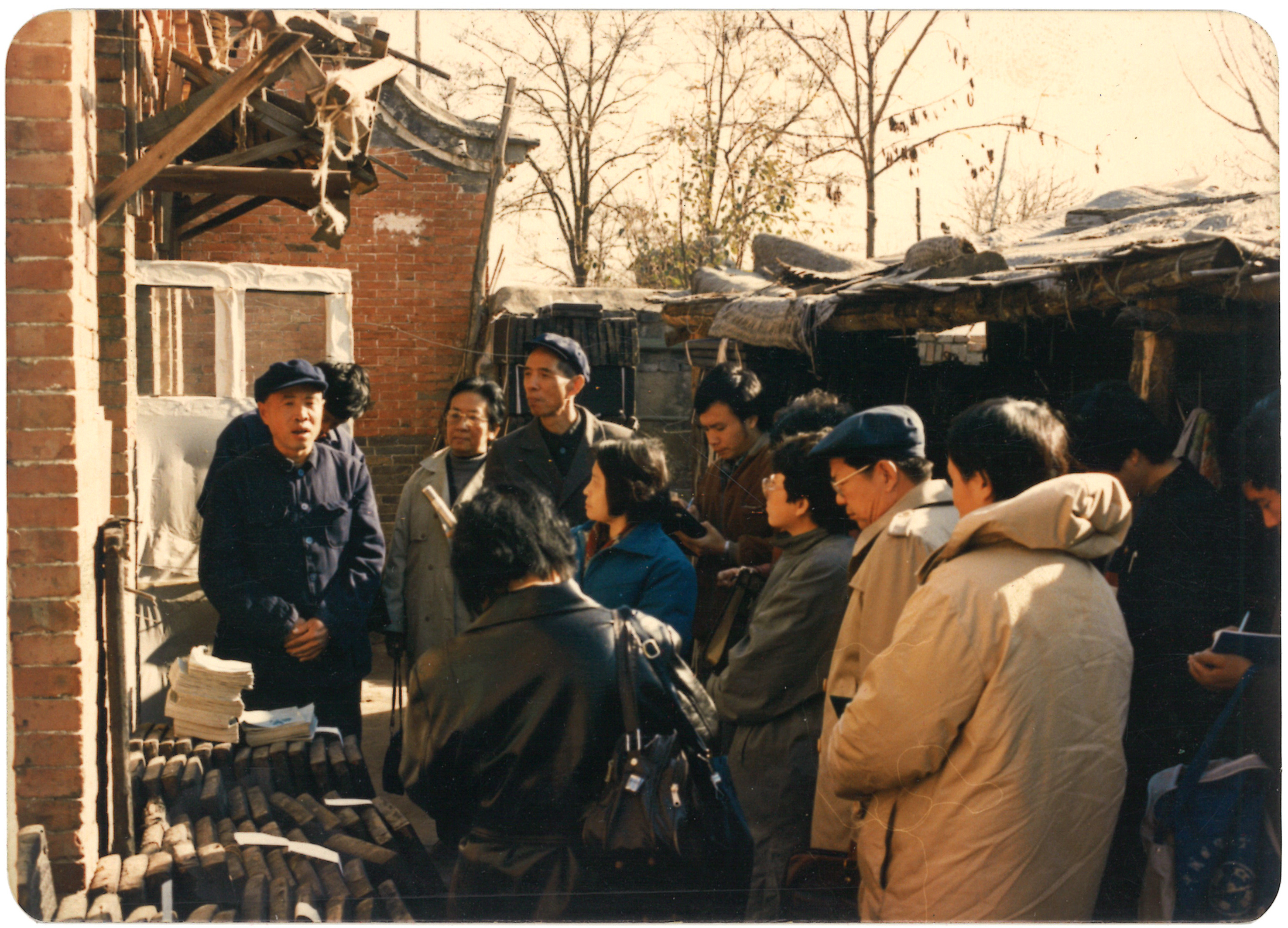 第三代傳承人任志向全國(guó)記者介紹大藏經(jīng)（拍攝時(shí)間：1988年 地點(diǎn)：北京華藝齋古籍印務(wù)有限責(zé)任公司 拍攝者：任寶全 內(nèi)容：第三代傳承人任志向全國(guó)記者介紹大藏經(jīng)