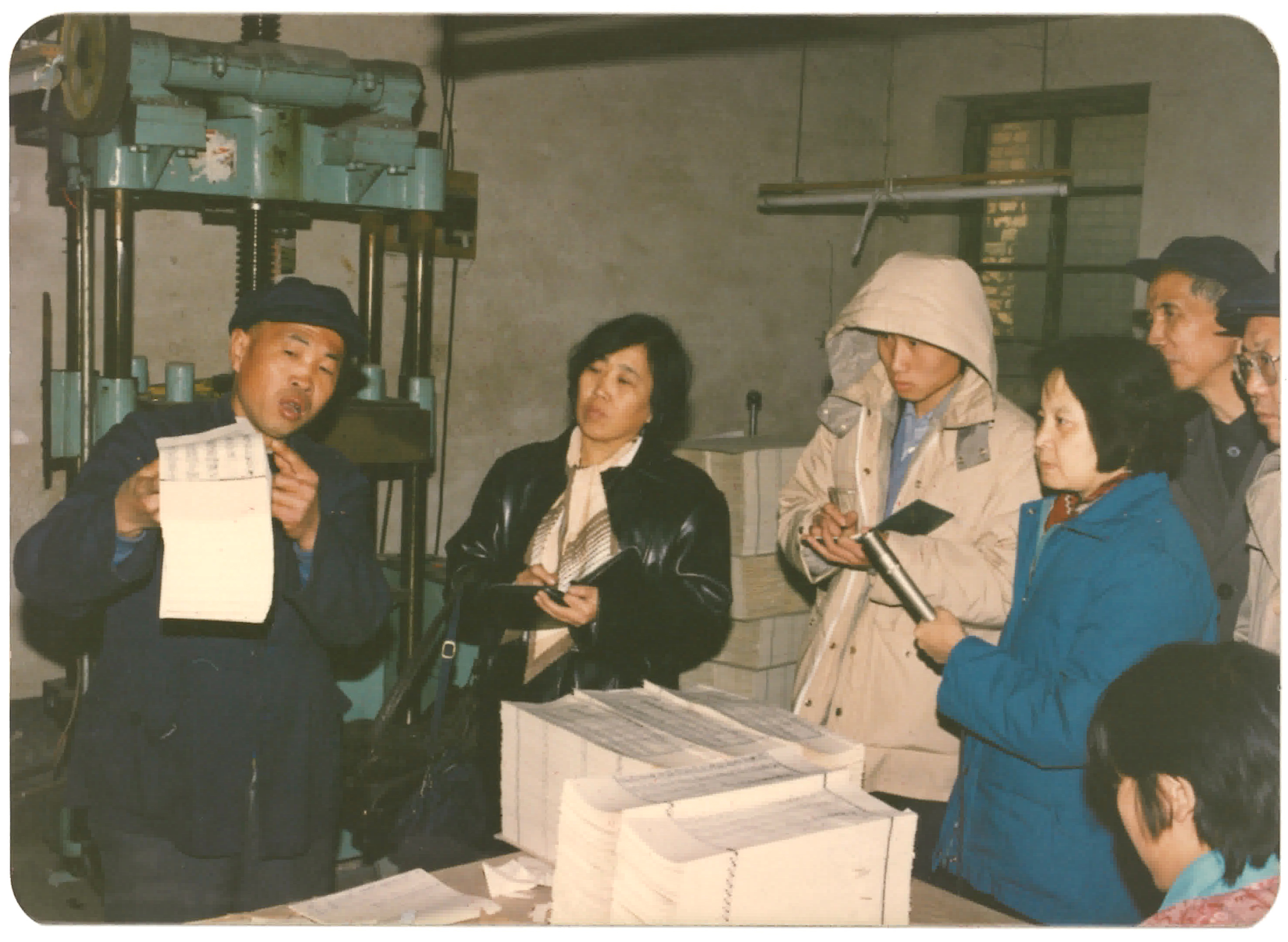 三代傳人任志向全國(guó)記者介紹龍藏經(jīng)刷版（拍攝時(shí)間：1989年 地點(diǎn)：北京華藝齋古籍印務(wù)有限責(zé)任公司 拍攝者：任寶全 內(nèi)容：三代傳人任志向全國(guó)記者介紹龍藏經(jīng)刷版