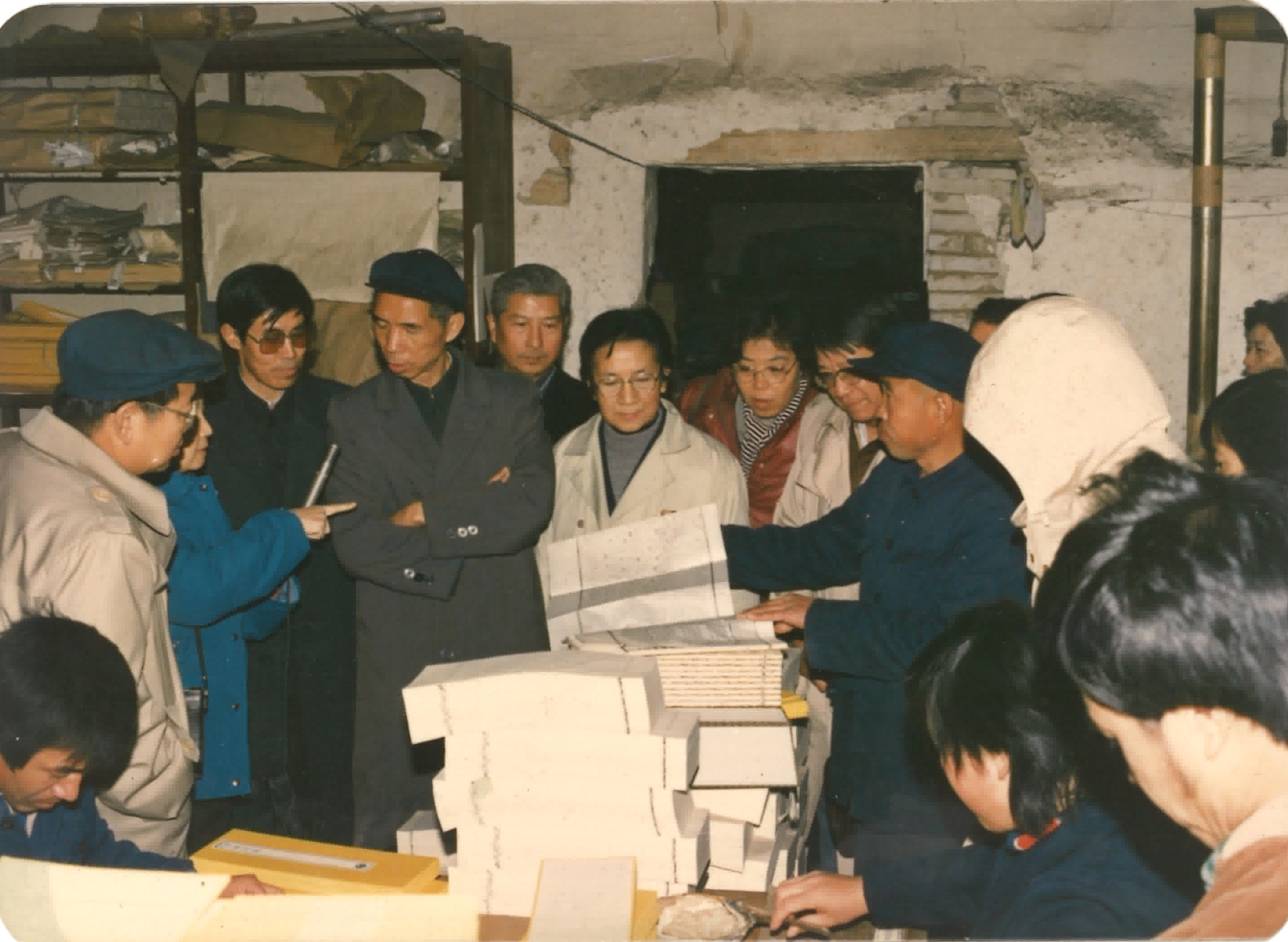 三代傳人任志向文物出版社社長(zhǎng)王代文（左五）介紹龍藏經(jīng)刷版（拍攝時(shí)間：1987年 地點(diǎn)：北京華藝齋古籍印務(wù)有限責(zé)任公司 拍攝者：任寶全 內(nèi)容：三代傳人任志向文物出版社社長(zhǎng)王代文（左五）介紹龍藏經(jīng)刷版