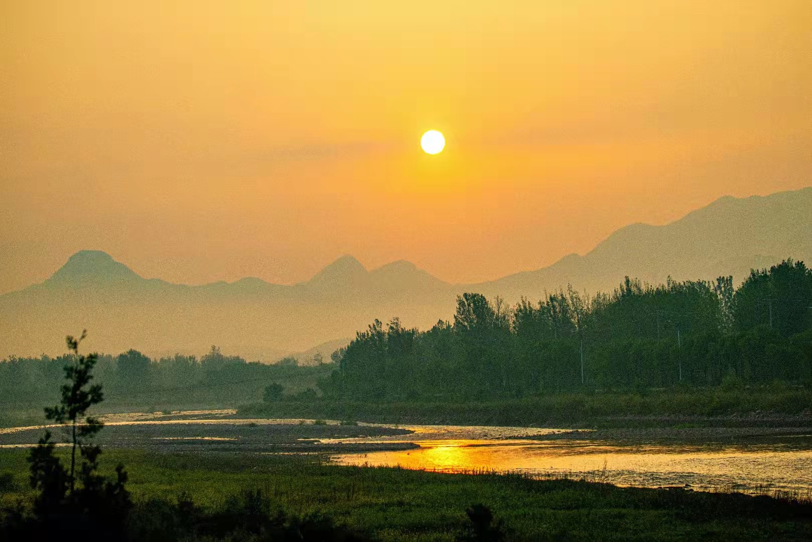 清水河畔風(fēng)景美