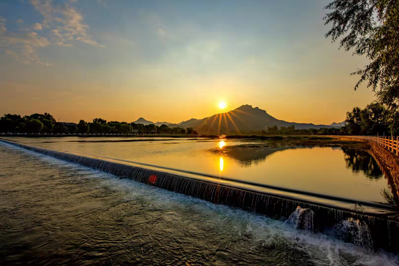 清水河畔風(fēng)景美