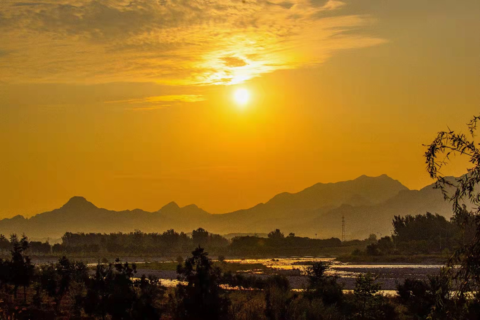 清水河畔風(fēng)景美