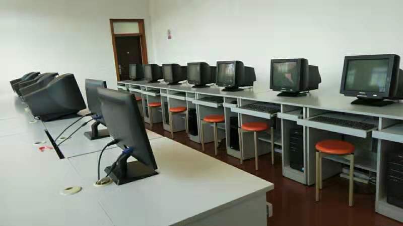 峪口鎮(zhèn)計(jì)算機(jī)室.jpg