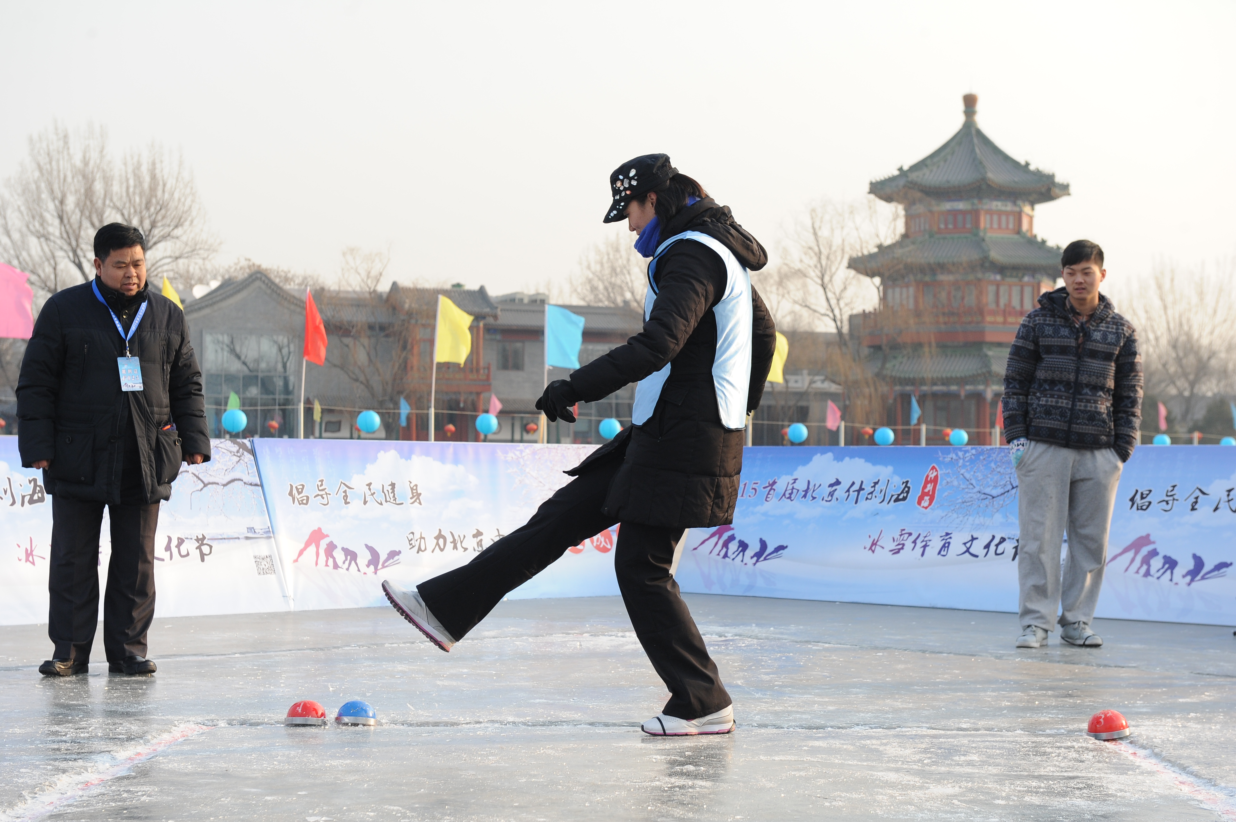 2015年首屆西城區(qū)冰雪體育文化節(jié)中，奧運(yùn)冠軍陳中參加冰蹴球比賽