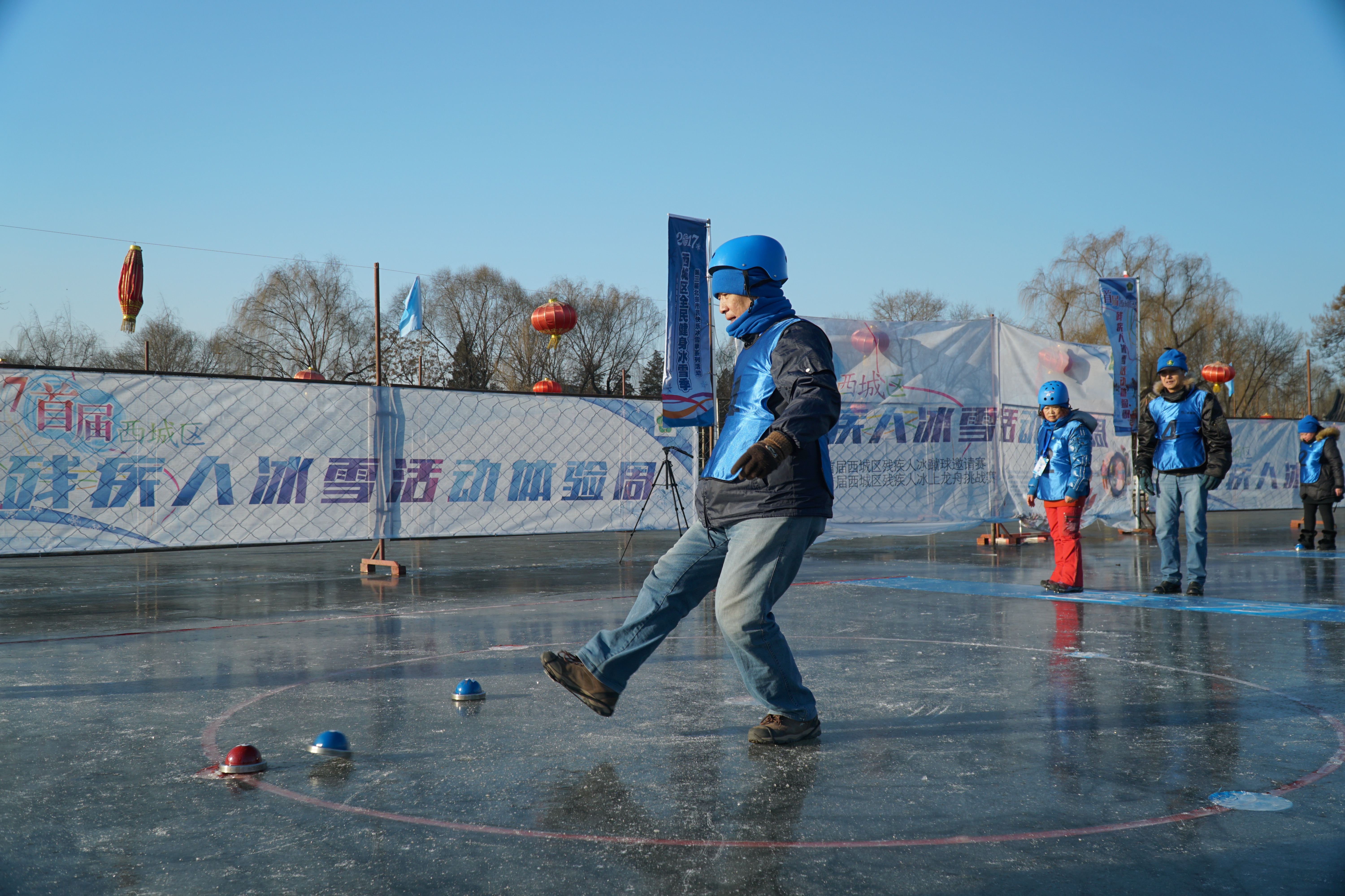 殘疾人冰雪活動(dòng)體驗(yàn)周—冰蹴球項(xiàng)目被列為殘疾人冰上比賽項(xiàng)目