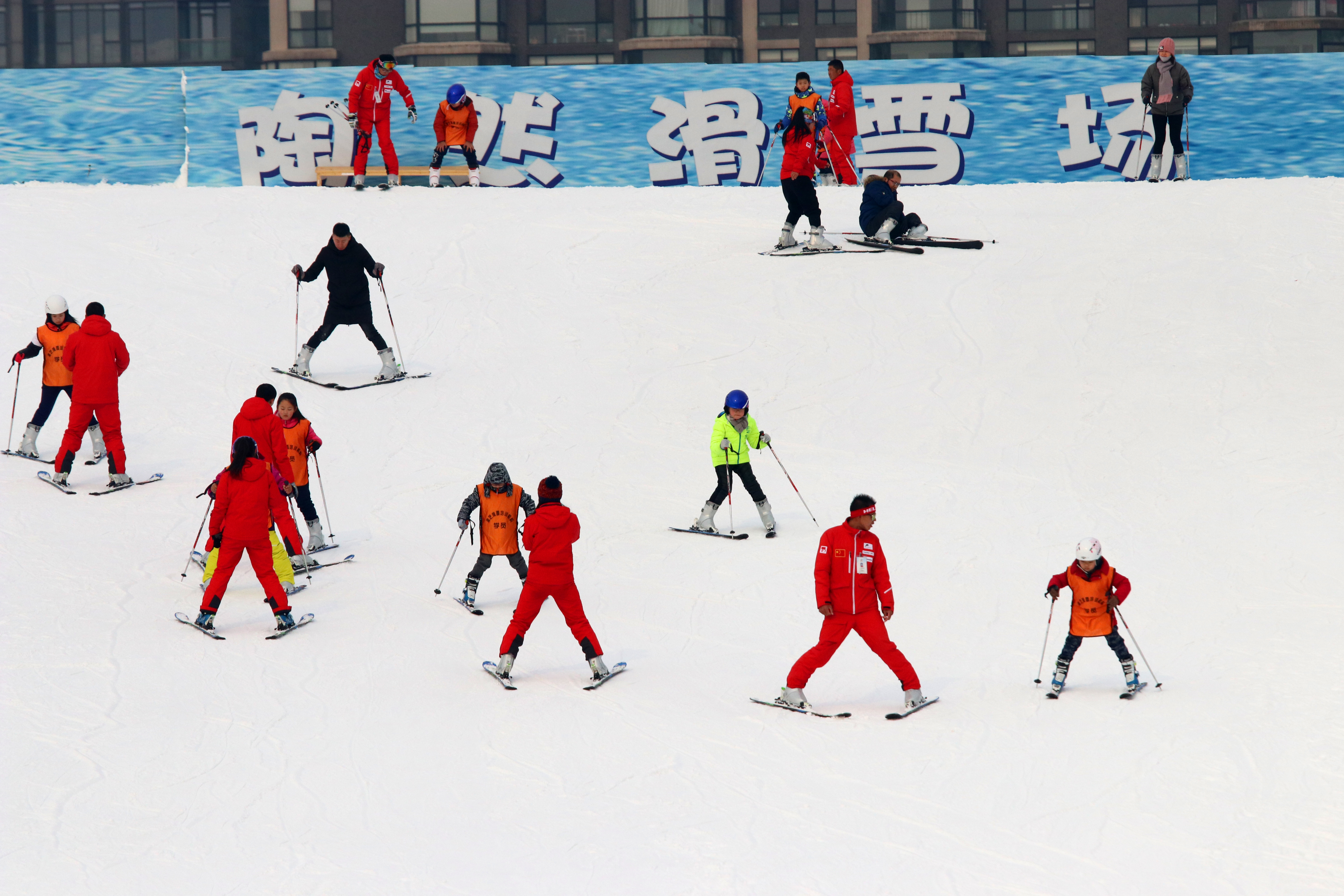 大課堂（2018年1月27日，北京陶然亭滑雪場(chǎng)上，市民在學(xué)習(xí)滑雪。）