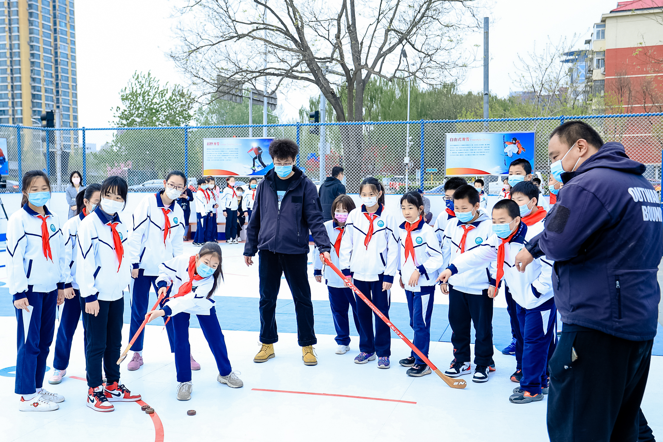 同學(xué)們現(xiàn)場(chǎng)冰捶丸體驗(yàn)