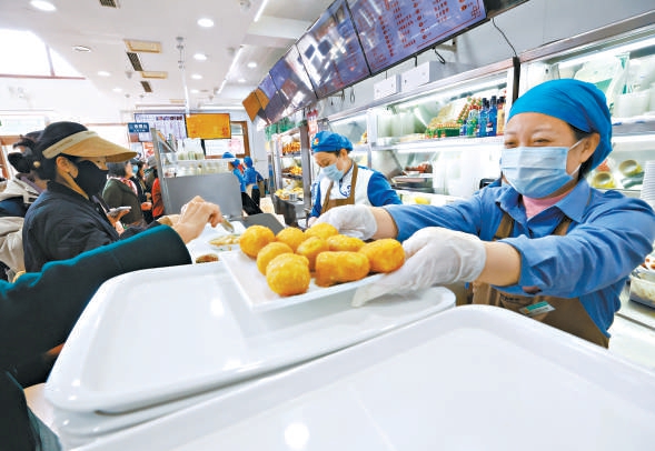 護國寺小吃總店“龍膽”炸糕深受顧客喜愛。