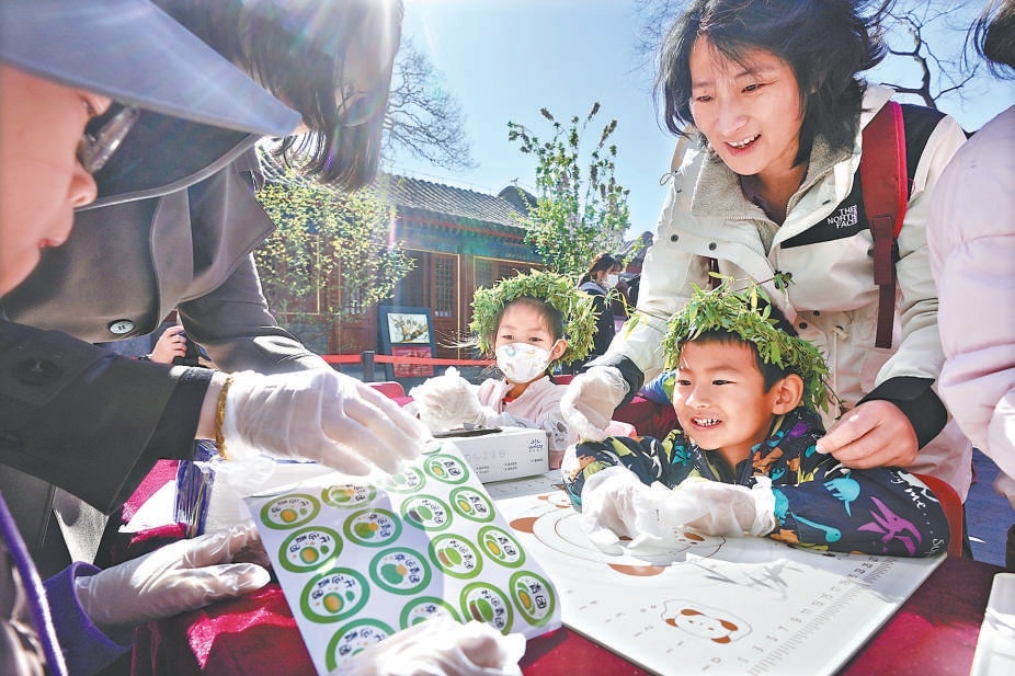 4月5日，市民在北京民俗博物館感受傳統(tǒng)清明節(jié)風(fēng)俗。