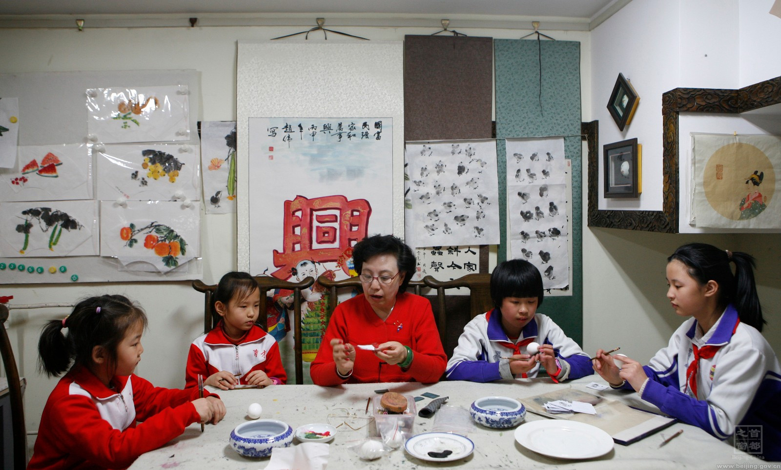 趙偉2007年開始在新世紀(jì)小學(xué)教授非遺，校長和老師都很重視這個項目，前幾年，新世紀(jì)小學(xué)被教委掛牌為“非物質(zhì)文化遺產(chǎn)傳承示范學(xué)校”，趙偉帶的弟子也越來越多。.jpg