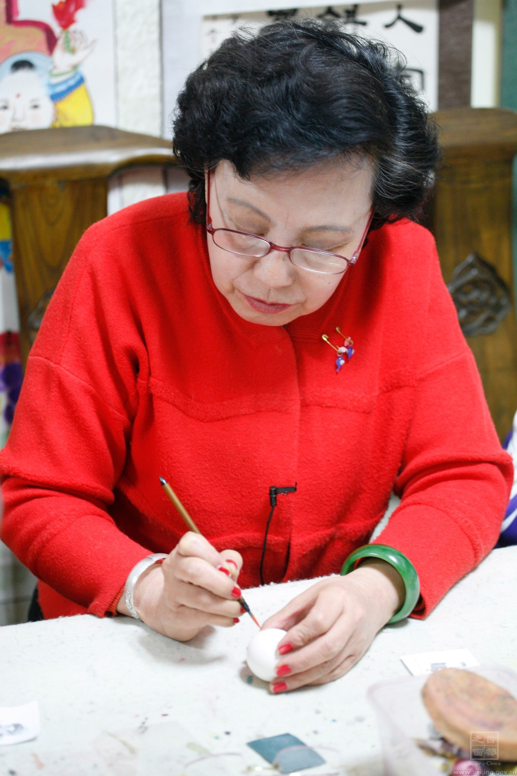 趙偉總結(jié)，培養(yǎng)孩子，首先要把孩子在什么環(huán)節(jié)上會遇到什么問題，怎么樣上手快，用什么樣的材料去吸引孩子，這些問題之前都要做足功課，把孩子的興趣培養(yǎng)起來，這就叫引導(dǎo)。接下來就是培養(yǎng)，陪著孩子養(yǎng)成良好的習(xí)慣。.jpg