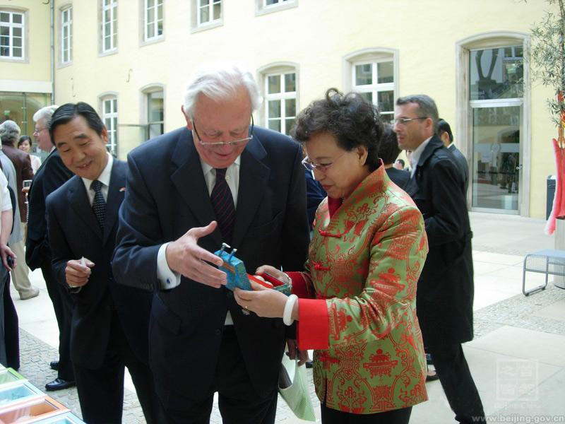 2009年在布魯塞爾舉辦的大型文化交流活動時，一位白發(fā)老先生來到展臺前看趙偉演示彩蛋繪制，對彩蛋作品愛不釋手，跟大使表示想收藏一件作品，問趙偉可不可以相贈。趙偉知道外交紀律，表示由大使館決定即可。外交辦主任表示隨老先生挑選，老先生挑了對名為“歡天喜地”的彩蛋作品，十分喜慶，后來趙偉得知，這位是歐盟前議長。.jpg