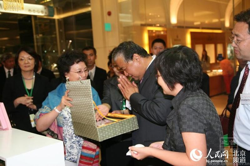 2011年要去泰國做文化交流，市委市政府通知趙偉做一件禮品，趙偉想在彩蛋上展示更多的中華民族傳統(tǒng)文化，于是在兩枚半殼上繪制了風箏和剪紙，這樣，一件作品就能展示三種中國民間藝術了。在曼谷主辦的十二個國家姐妹生日周上，曼谷市長看到彩蛋作品，不太好意思開口索求，于是主動贈給趙偉一個雞蛋做成的首飾盒，于是趙偉回贈了這件彩蛋作品，曼谷市長非常高興，雙手合十表示感謝。.jpg